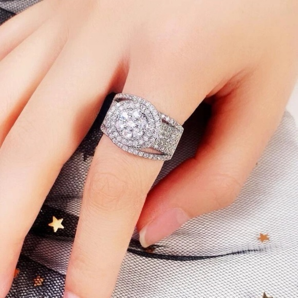 Engagement shines zirconia‎ ring Beautiful piece very classic Mother’s Day gift